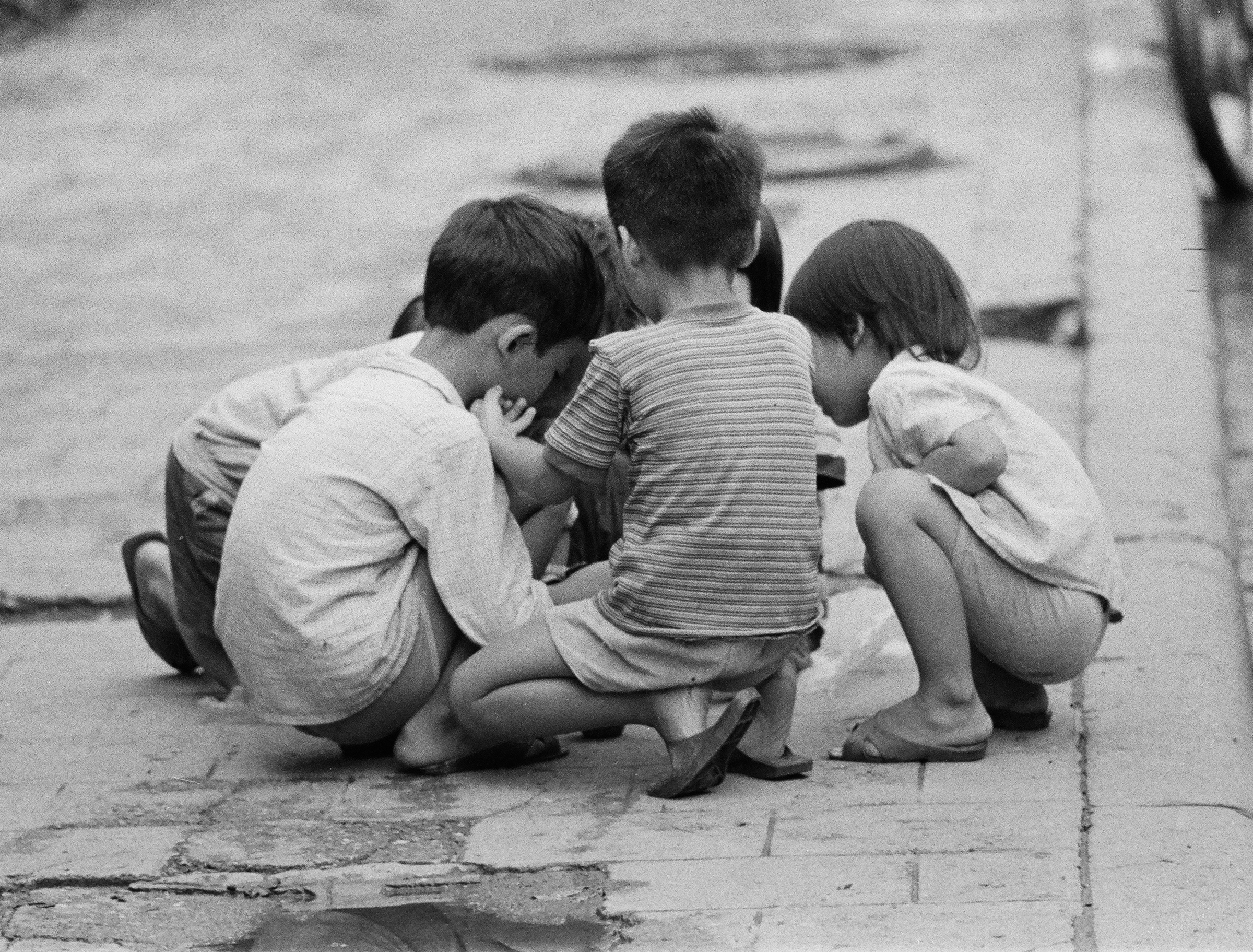 Unsupervised children at play in a Hà Nội street.